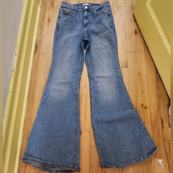 Flare bottom Dynamite Jeans - Picture 1 of 4
